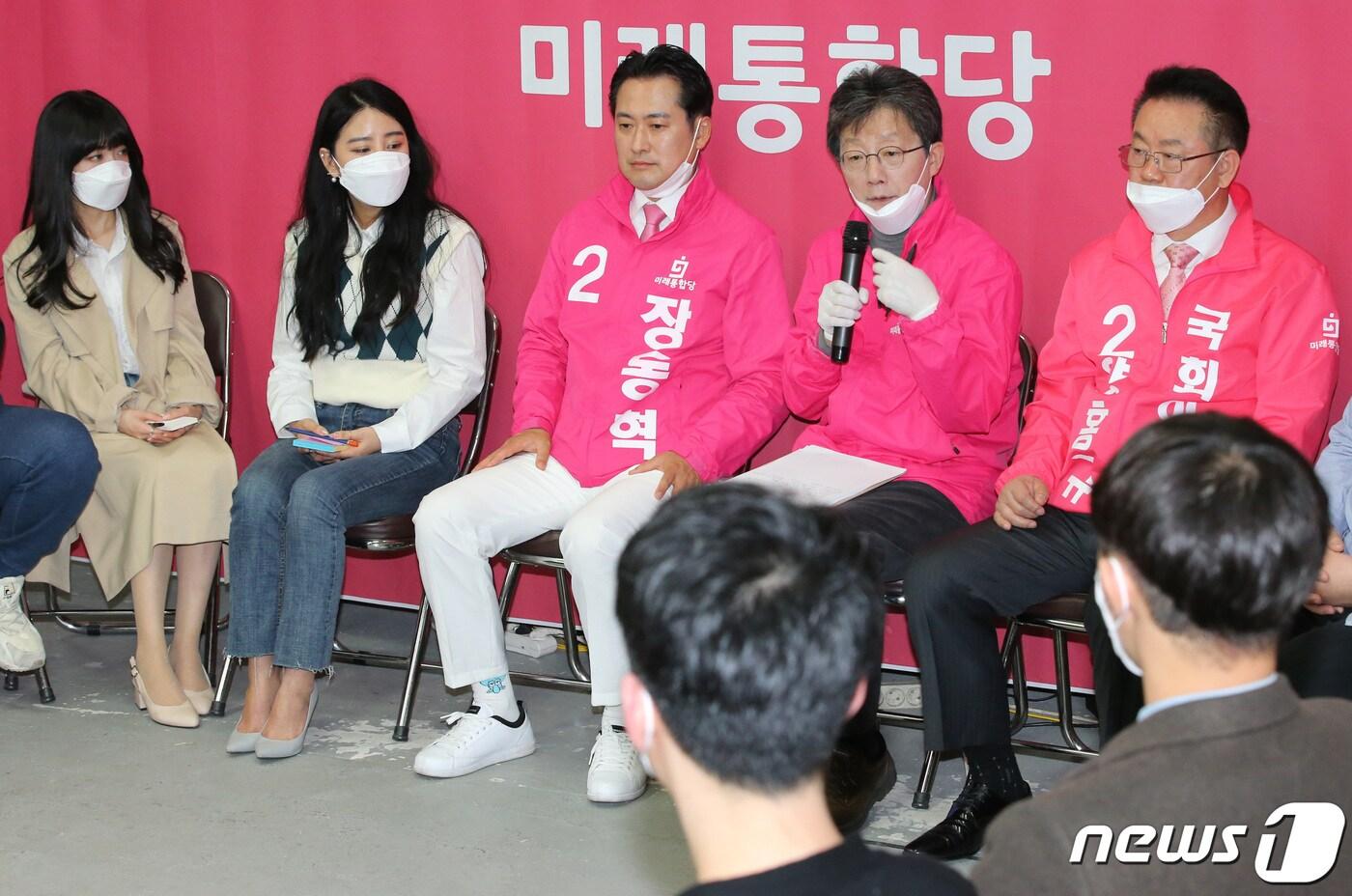 본문 이미지 - 유승민 미래통합당 의원이 7일 오전 대전 유성구 장동혁 유성구갑 후보 사무실을 방문해 청년들과 간담회를 갖고 있다. 2020.4.7/뉴스1 ⓒ News1 김기태 기자