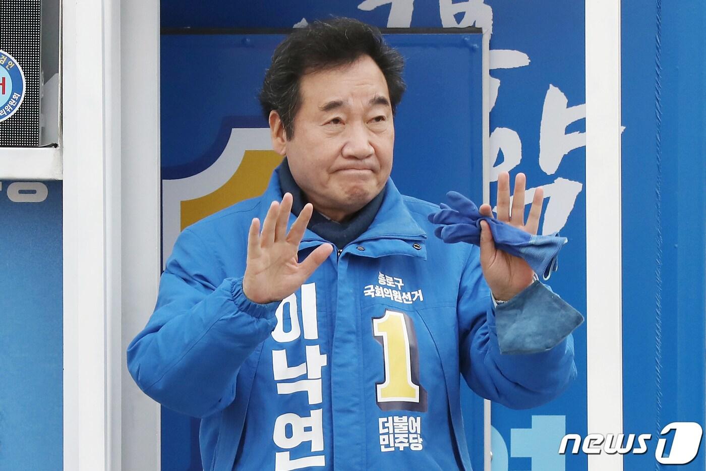 이낙연 더불어민주당 종로구 후보가 7일 오전 서울 종로구 재동초등학교 앞 네거리에서 유세차량에 올라 유권자들에게 지지를 호소하고 있다. 2020.4.7/뉴스1 ⓒ News1 민경석 기자