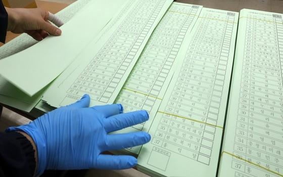 본문 이미지 - 21대 총선 비례대표 투표용지는 37개 정당을 표기해야 하는 바람이 길이가 무려 48.1cm에 달해 우리나라 선거사상 최장 투표용지로 기록됐다. 이에 따라 자동개표가 불가능, 수개표를 진행한다. ⓒ News1 이동해 기자