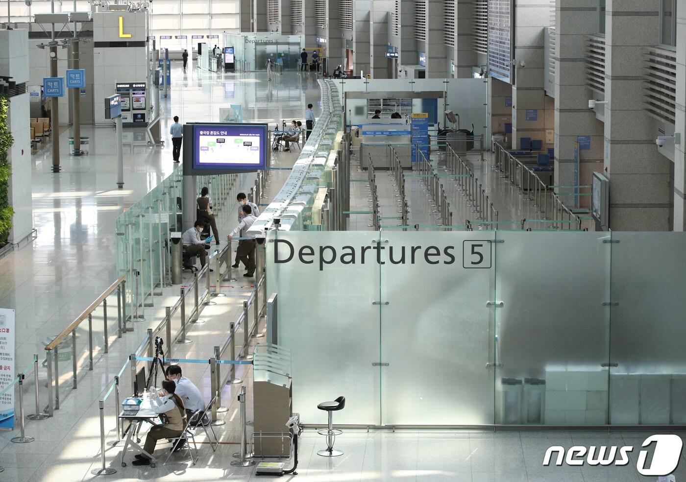 7일 인천국제공항 1터미널이 한산한 모습을 보이고 있다. 2020.4.7/뉴스1 ⓒ News1 신웅수 기자