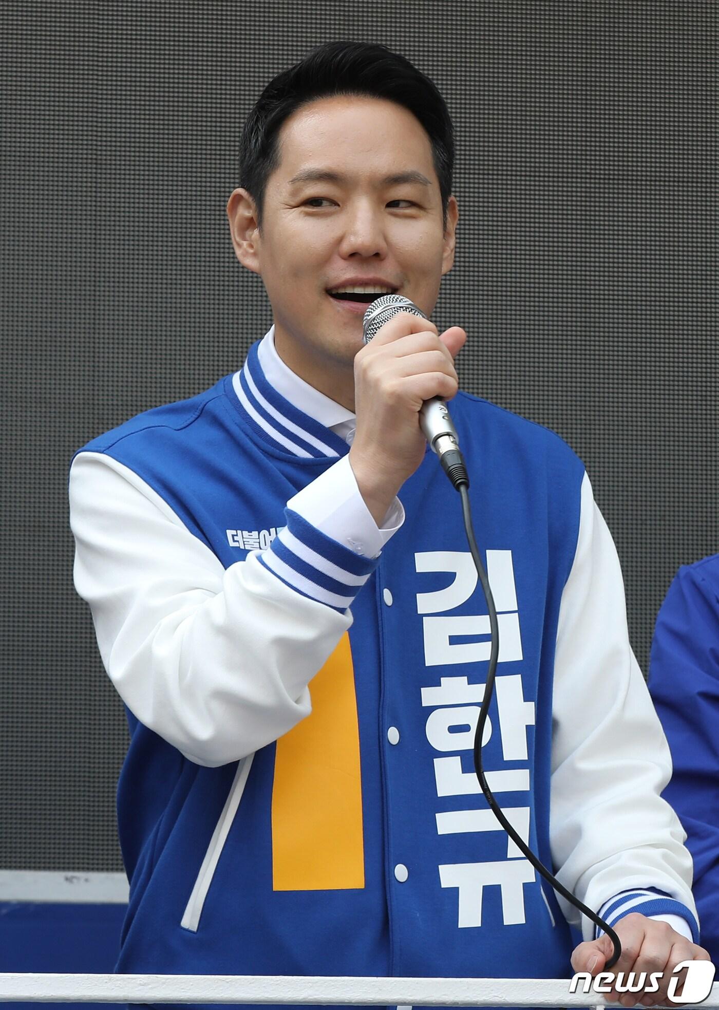 본문 이미지 - 김한규 더불어민주당 강남병 후보가 7일 오후 서울 강남구 도곡시장에서 열린 현장유세에서 유권자들에게 지지를 호소하고 있다. 2020.4.7/뉴스1 ⓒ News1 민경석 기자