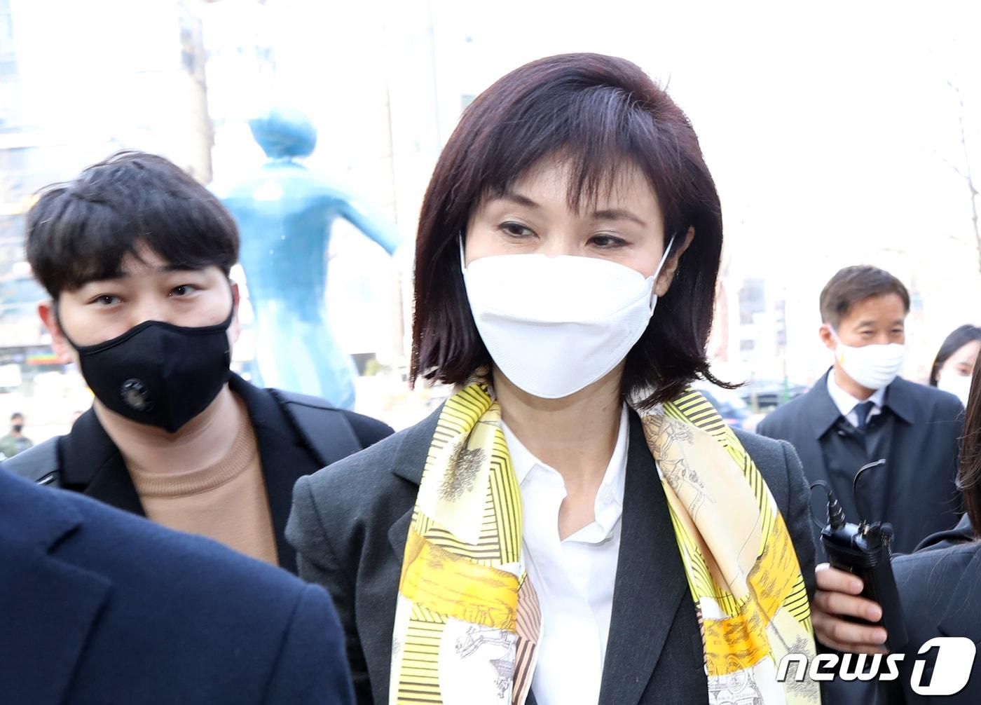 본문 이미지 - 노소영 아트센터 나비 관장이 7일 오후 서울 서초동 서울가정법원에서 열린 최태원 SK 그룹 회장과의 이혼소송 첫 변론기일에 참석하고 있다. 2020.4.7/뉴스1 ⓒ News1 김진환 기자