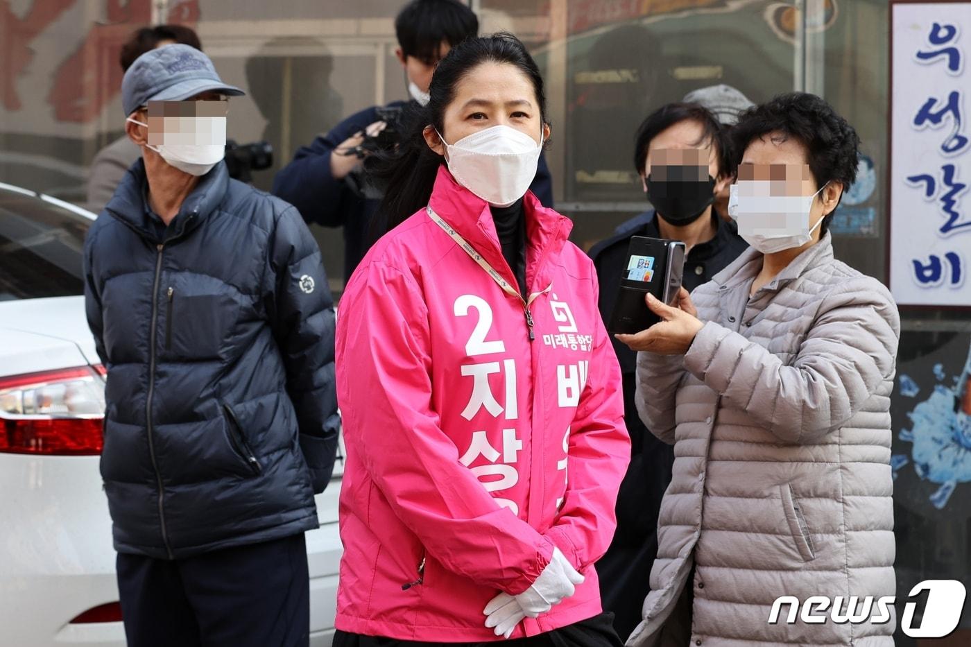 4.15 총선 서울 중구성동구을에 출마하는 지상욱 미래통합당 후보의 부인 심은하 씨가 7일 오후 서울 중구 약수시장에서 유권자들을 향해 남편의 지지를 호소하고 있다. 2020.4.7/뉴스1 ⓒ 뉴스1 추연화 기자