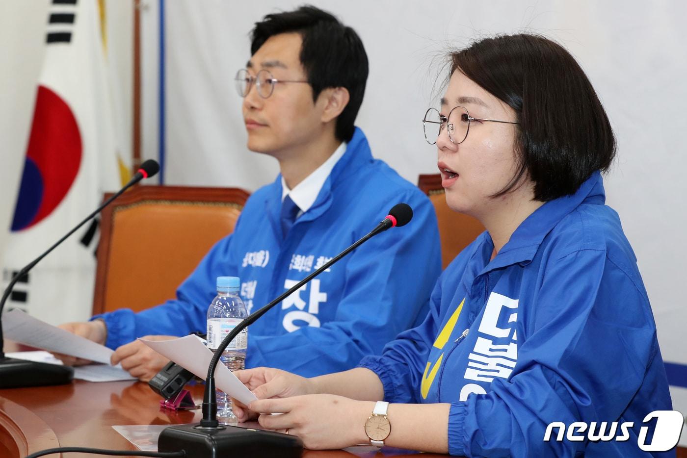 용혜인 더불어시민당 비례대표 후보가 8일 오전 서울 여의도 국회에서 열린 청년정책 관련 기자회견에서 발언을 하고 있다. 왼쪽은 장경태 더불어민주당 동대문을 후보. 2020.4.8/뉴스1 ⓒ News1 민경석 기자