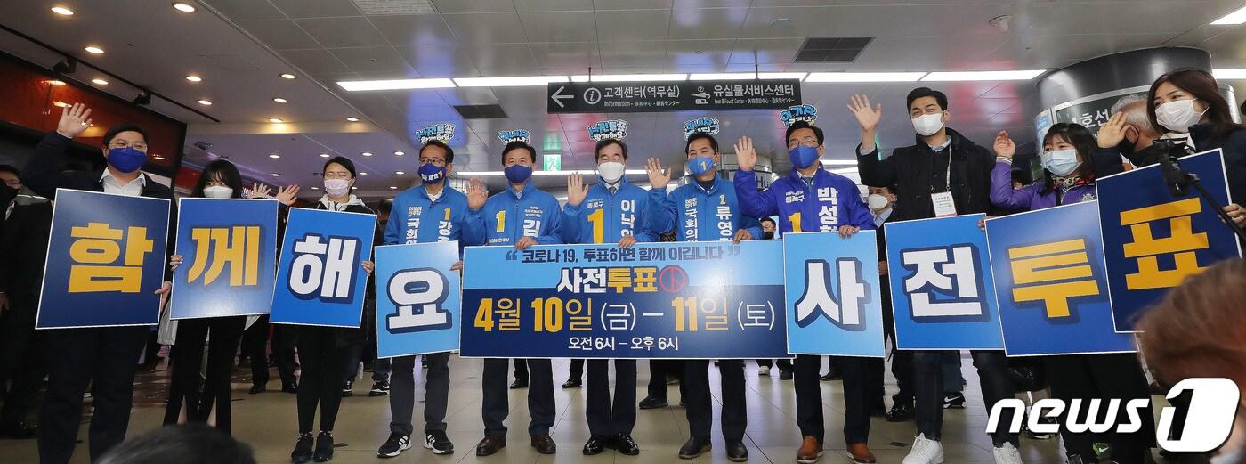 본문 이미지 - 이낙연 더불어민주당 상임공동선대위원장과 부산 지역구 민주당 후보들이 지난 8일 오전 부산 진구 서면역에서 사전투표 독려 캠페인을 펼치고 있다. 왼쪽 네번째부터 강준석 부산남구갑, 김영춘 부산진구갑, 이 위원장, 류영진 부산진구을, 박성현 동래구. 2020.4.8 /뉴스1 ⓒ News1 임세영 기자