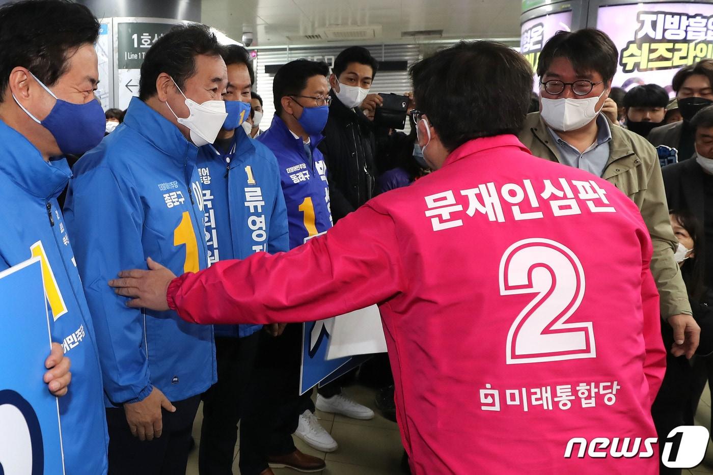 본문 이미지 - 이낙연 더불어민주당 상임공동선대위원장이 8일 오전 부산진구 서면역에서 서병수 미래통합당 부산진구갑 후보와 인사를 나누고 있다. 2020.4.8/뉴스1 ⓒ News1 임세영 기자