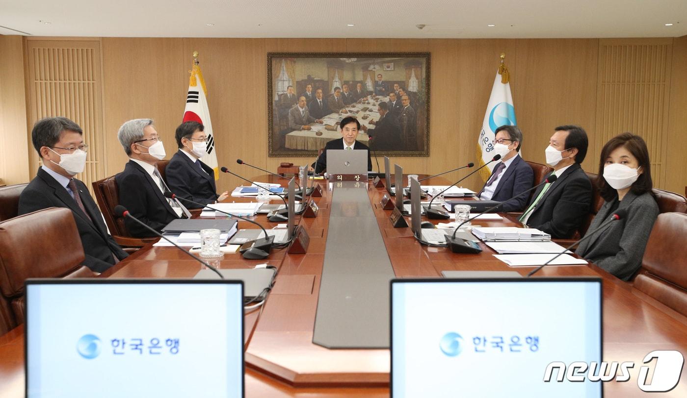본문 이미지 - 이주열 한국은행 총재가 9일 서울 중구 한국은행에서 금융통화위원회를 주재하고 있다. 금통위는 이날 금융시장의 예상대로 기준금리를 연 0.75%로 동결했다. (한국은행 제공) 2020.4.9/뉴스1