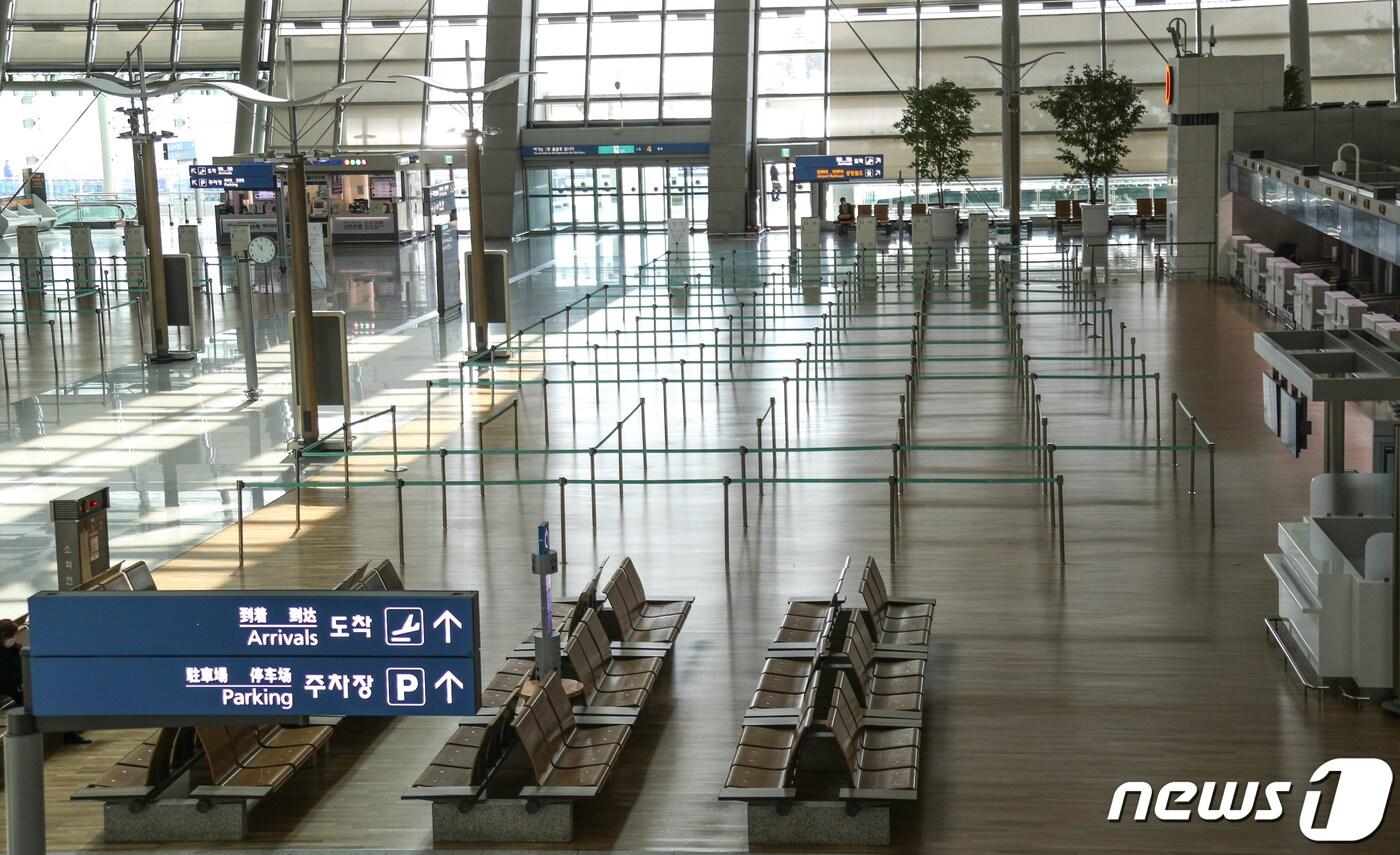 본문 이미지 - 9일 인천국제공항 제1미널 출국장이 한산한 모습을 보이고 있다. 신종 코로나바이러스감염증(코로나19) 여파로 인천국제공항의 일일 여객 수는 5000명선 아래로 추락했다(뉴스1DB)ⓒ News1