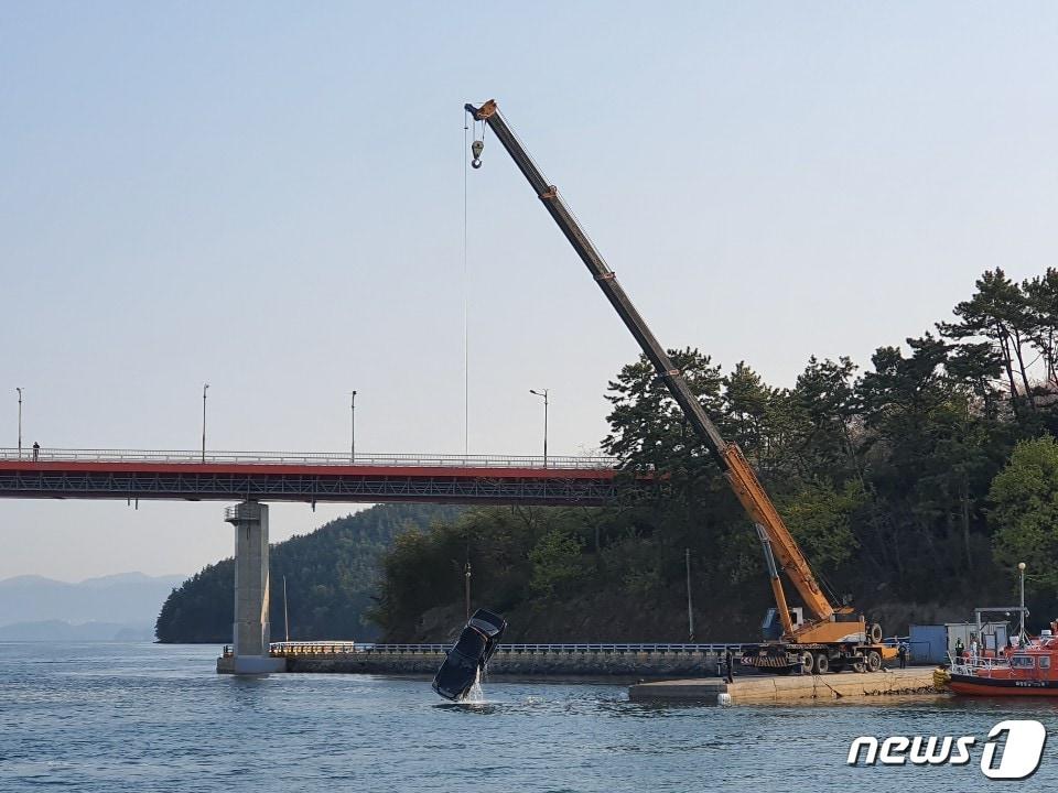 본문 이미지 - 9일 오전 5시40분쯤 경남 거제시 하청면 실전항 앞바다에서 체어맨이 추락해 인양되고 있다.(창원해경 제공)2020.4.9.ⓒ 뉴스1