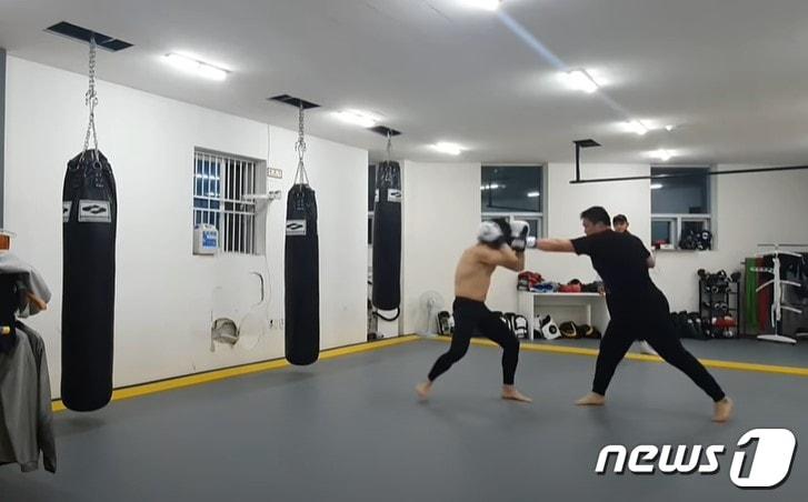 본문 이미지 - 명현만과 위대한(왼쪽)의 스파링 영상. (유튜브 '다같이산다 김만수르TV김도윤' 화면 캡처)ⓒ 뉴스1