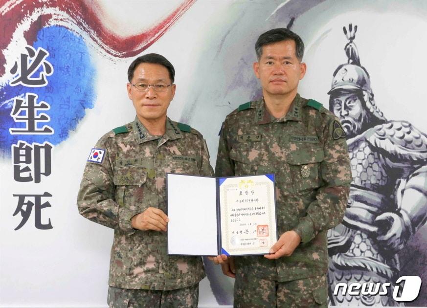 본문 이미지 - 황인권 2작전사령관이 지난달 29일 석종건 35사단장에게 대통령 부대표창을 전달한 뒤 기념사진을 찍고 있다.(육군 35사단 제공)ⓒ 뉴스1
