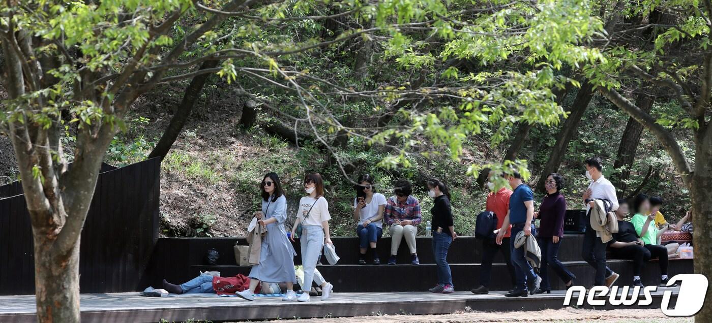계룡산 국립공원 수통골을 찾은 등산객들이 산행을 하고 있다. ⓒ News1 DB