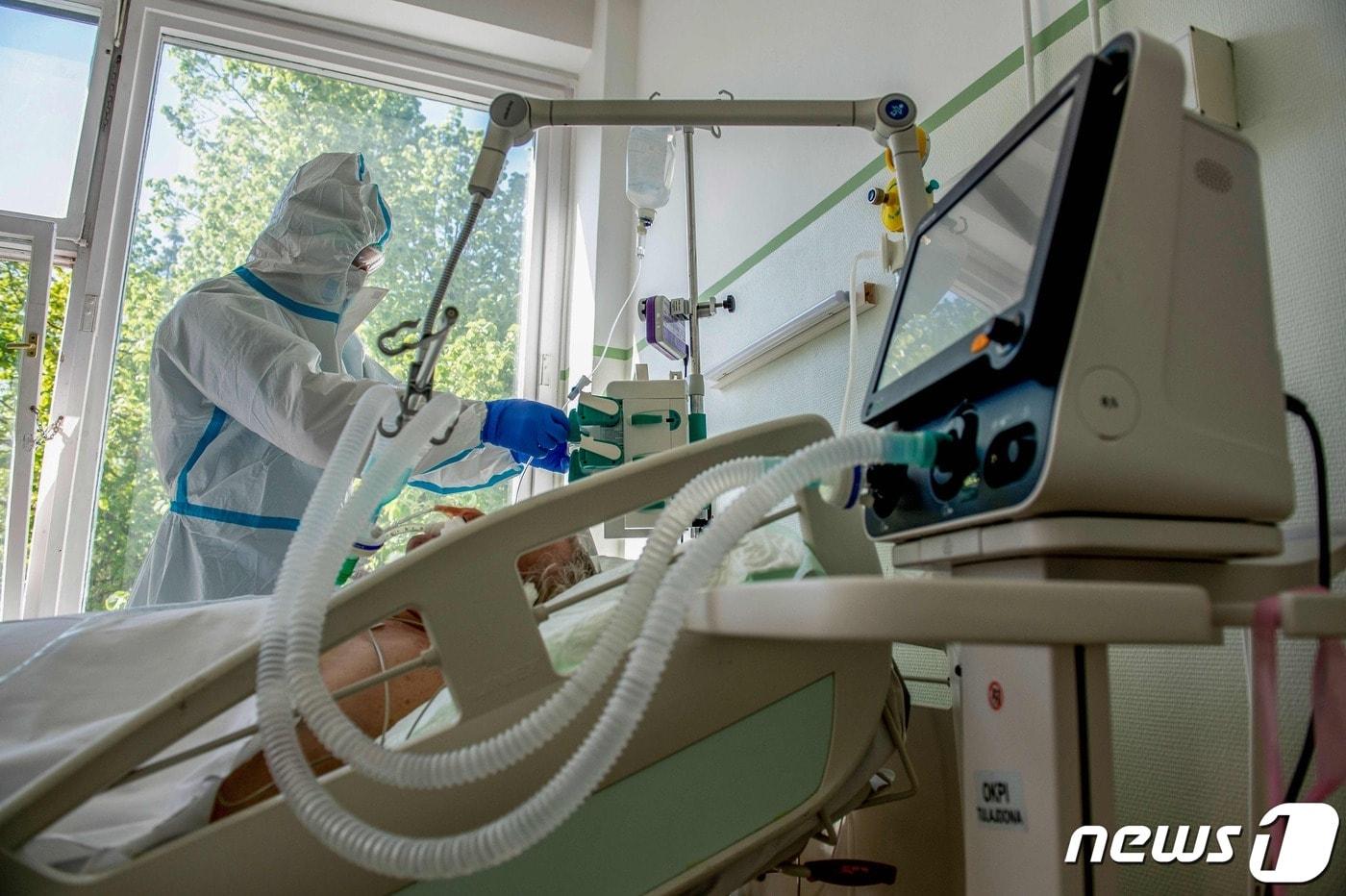 본문 이미지 - 인공호흡기 <자료사진> ⓒ AFP=뉴스1