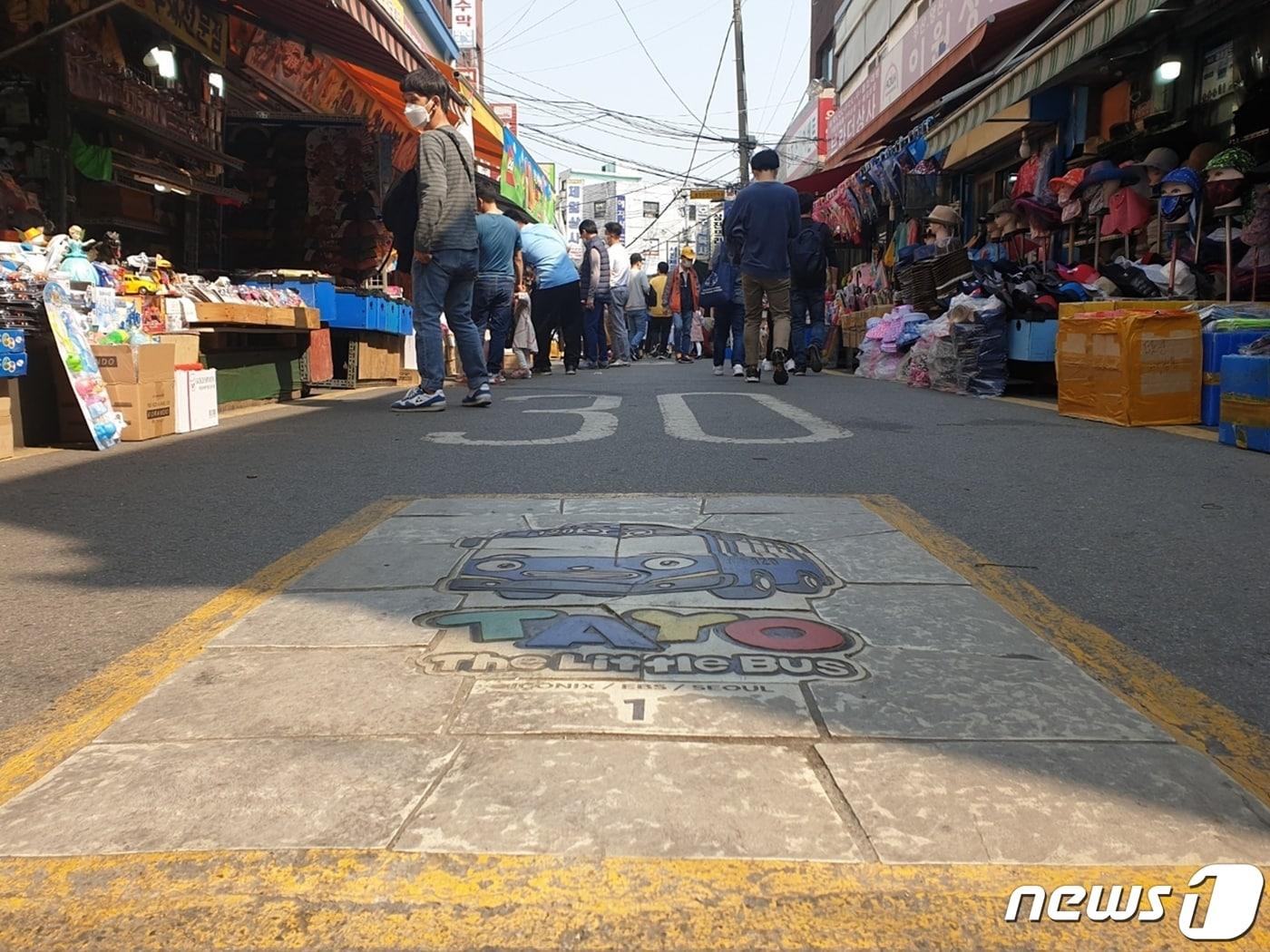 본문 이미지 - 서울 종로구 창신동에 위치한 동대문 문구완구거리의 모습. 이곳은 코로나19 여파로 손님들이 급감했지만 어린이날 대목을 앞두고 다시 활력을 찾고 있다. ⓒ 뉴스1 이진호 기자