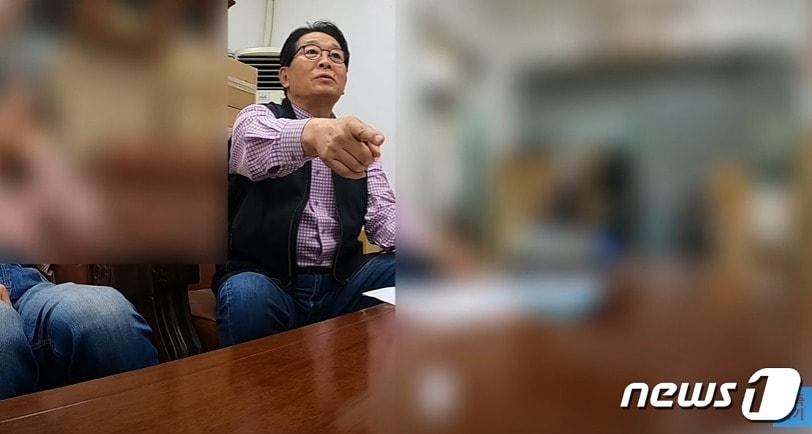 본문 이미지 - 출장감정 중인 최건 한국도자문화원장 ⓒ 뉴스1