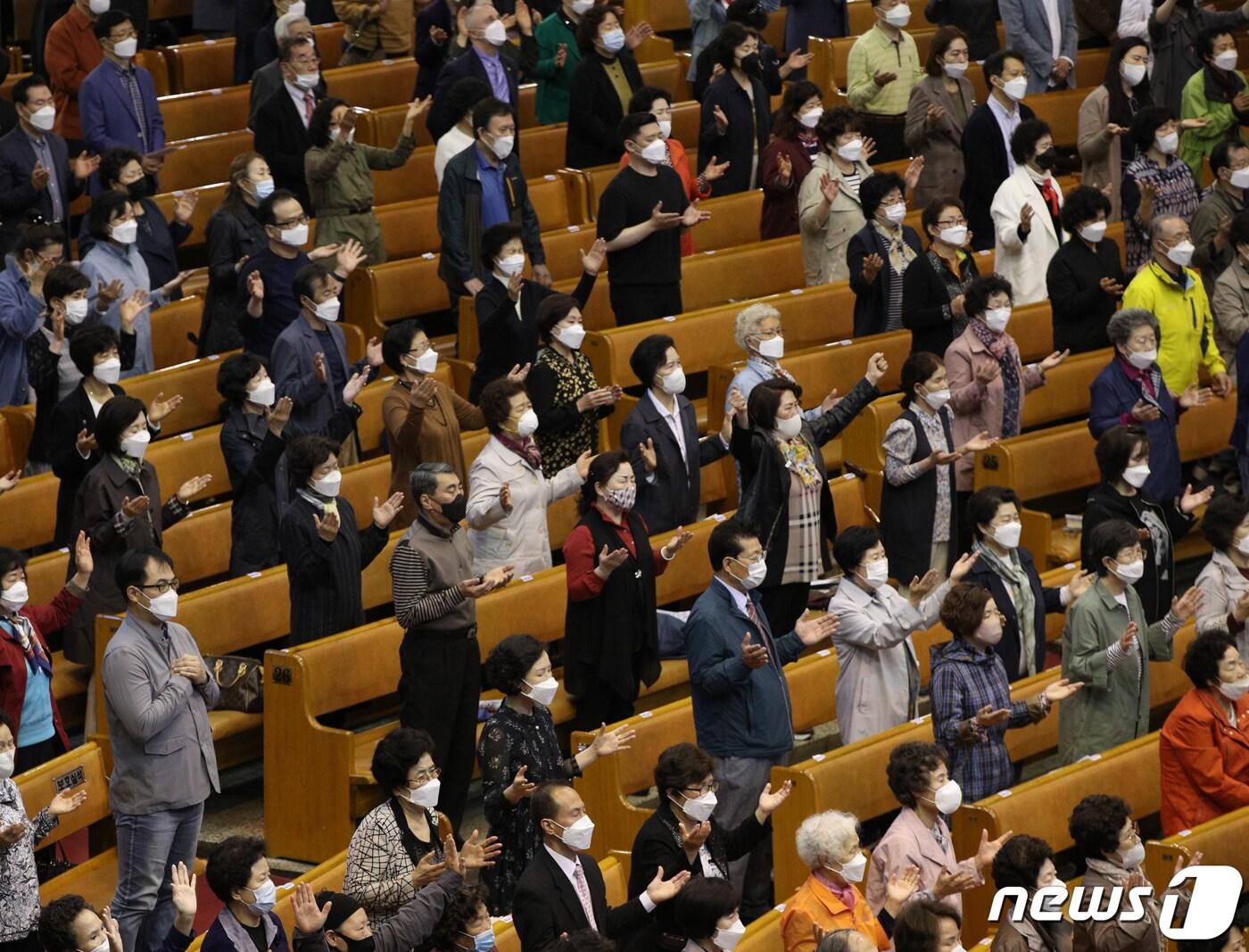 본문 이미지 - 신종 코로나바이러스 감염증(코로나19) 확진자가 전날 18명 발생한 가운데 10일 오전 서울 여의도 순복음교회 대성전에서 신도들이 주일 현장예배를 하고 있다.2020.5.10/뉴스1 ⓒ News1 신웅수 기자