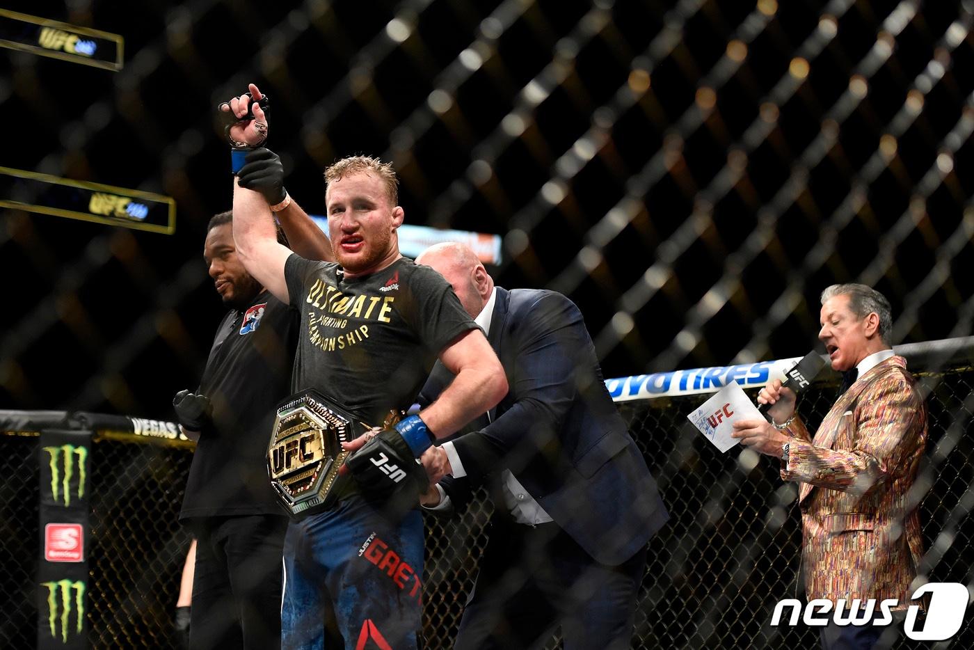 저스틴 게이치가 10일(한국시간) 미국 플로리다주 잭슨빌에서 열린 UFC 249 메인이벤트에서 토니 퍼거슨을 상대로 승리를 거둔 뒤 환호하고 있다. ⓒ AFP=뉴스1