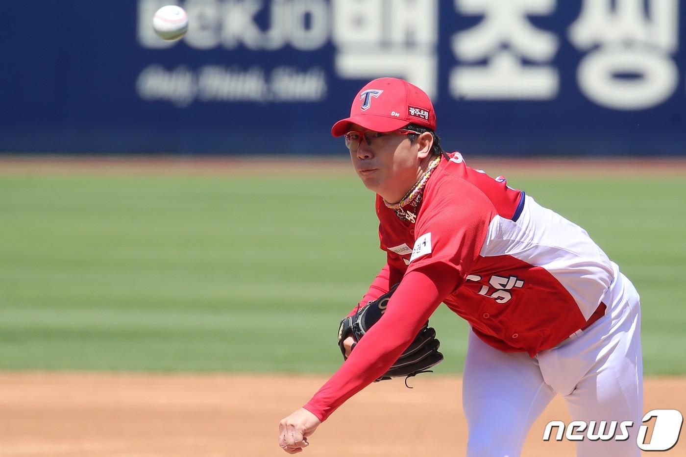 본문 이미지 - 10일 오후 대구 수성구 연호동 대구삼성라이온즈파크에서 열린 프로야구 '2020 신한은행 SOL KBO리그' 삼성 라이온즈와 KIA 타이거즈의 경기, 1회말 KIA 선발 양현종이 역투하고 있다. 2020.5.10/뉴스1 ⓒ News1 공정식 기자