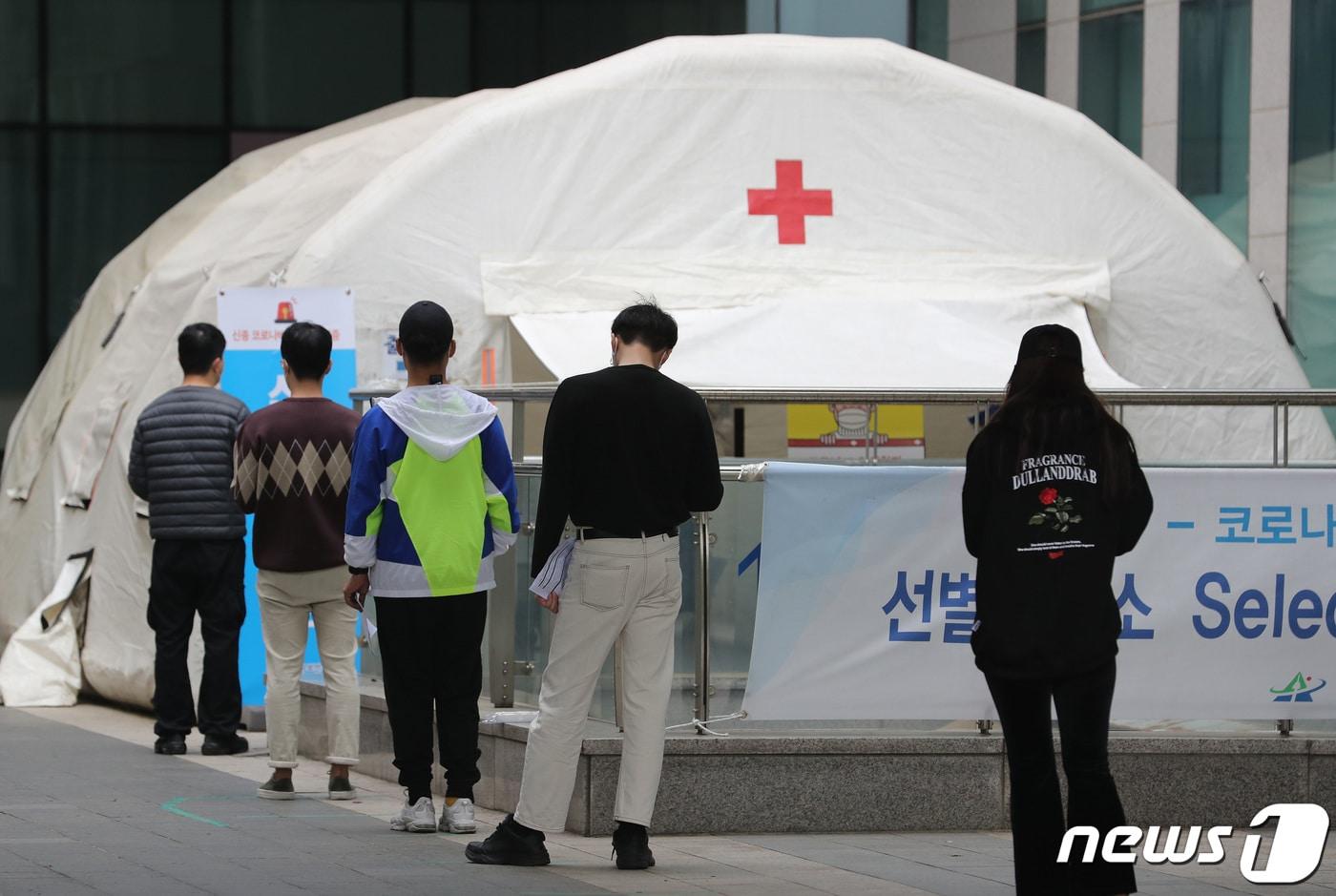 이태원 클럽 관련 신종 코로나바이러스 감염증(코로나19)의 지역 발생 확진자가 늘고 있는 10일 오후 서울 용산구보건소에 마련된 선별진료소를 찾은 시민들이 검사를 위해 줄을 서 있다.  2020.5.10/뉴스1 ⓒ News1 이재명 기자