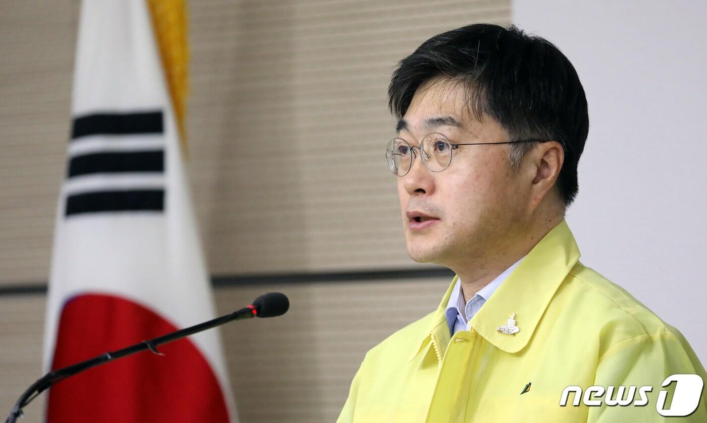 윤태호 중앙사고수습본부 방역총괄반장(보건복지부 공공보건정책관)이 11일 정부세종청사 복지부 브리핑실에서 신종 코로나바이러스 감염증(코로나19) 중앙재난안전대책본부 브리핑을 하고 있다. 2020.5.11/뉴스1 ⓒ News1 장수영 기자
