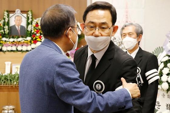 본문 이미지 - 무소속으로 당선된 홍준표 전 자유한국당 대표가 지난 11일 오후 대구 중구 삼덕동 경북대병원 장례식장에 마련된 주호영 미래통합당 원내대표 부친상 빈소를 찾아 조문을 마친 뒤 주 원내대표를 위로하고 있다.  ⓒ News1 