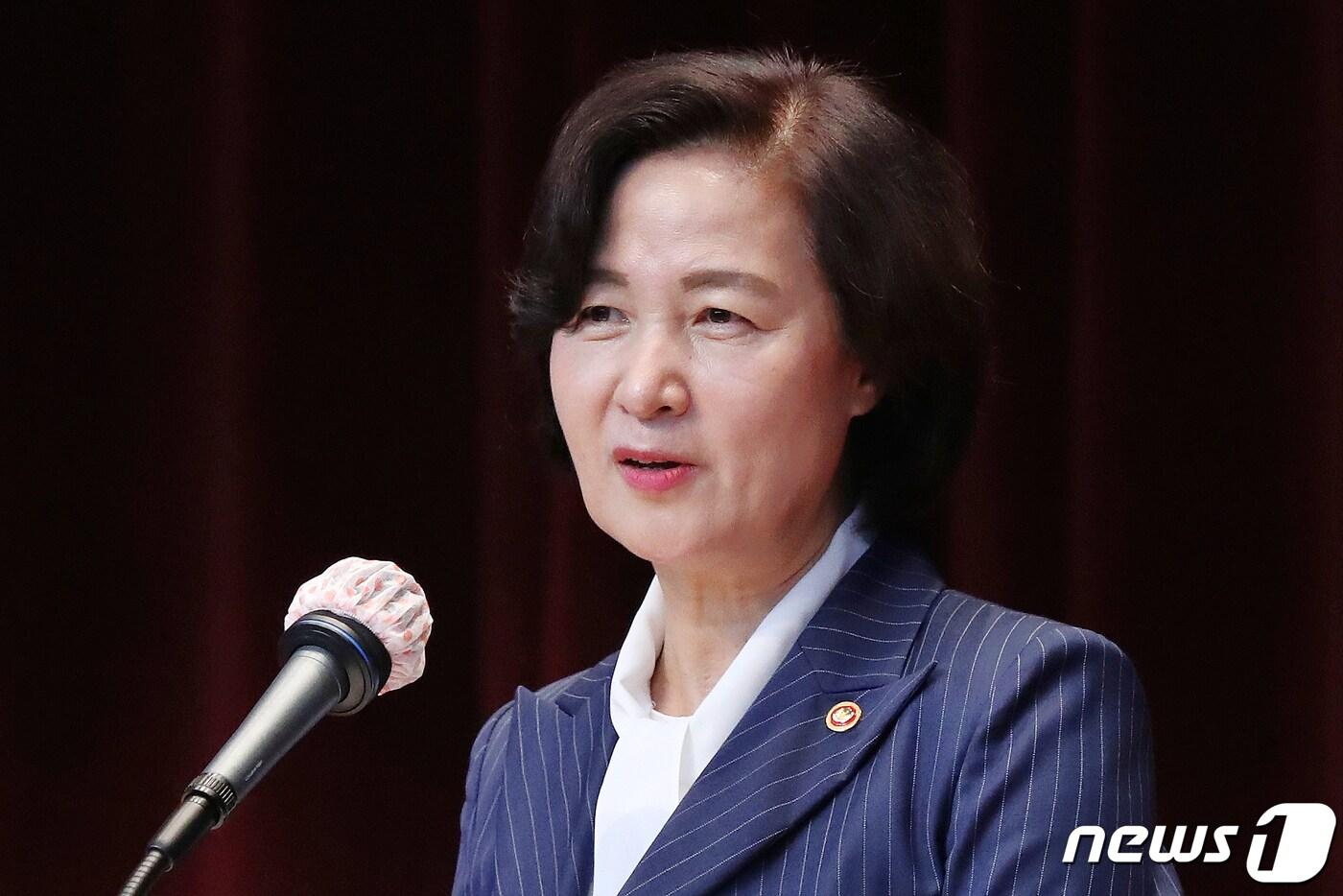 본문 이미지 - 추미애 법무부 장관이 11일 오후 경기도 과천 정부과천청사 후생동 대강당에서 열린 '신임 검사 임관식'에서 축사를 하고 있다. 2020.5.11/뉴스1 ⓒ News1 민경석 기자