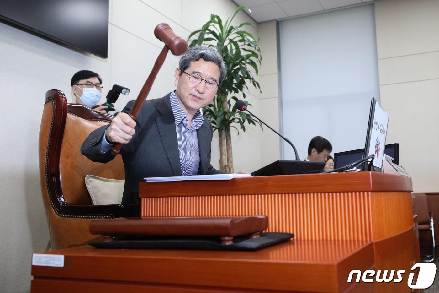 본문 이미지 - 김학용 국회 환경노동위원장이 11일 환노위 전체회의에서 의사봉을 두드리고 있다. 2020.5.11/뉴스1 