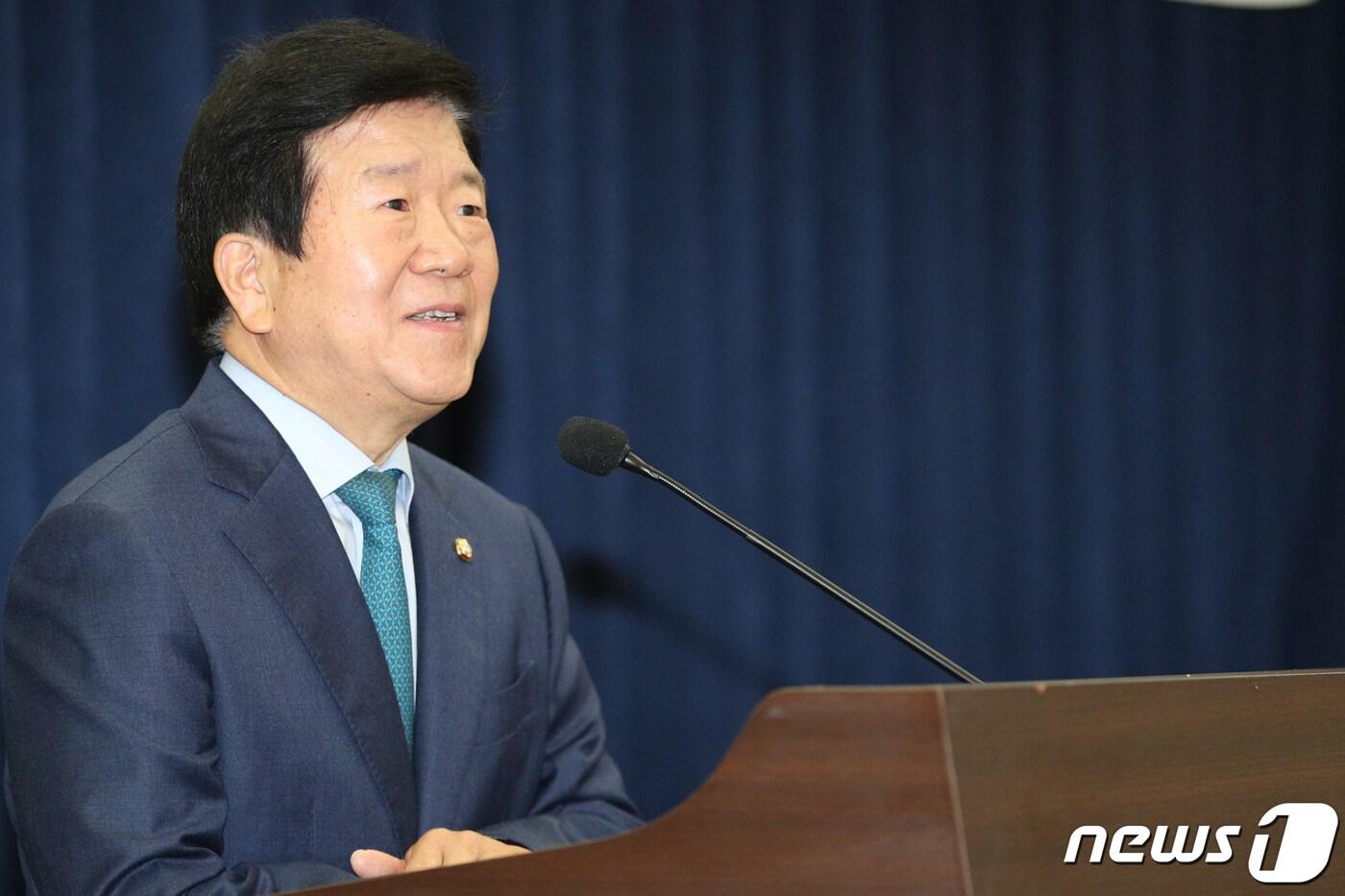 본문 이미지 - 박병석 더불어민주당 의원이 12일 오전 서울 여의도 국회 의원회관에서 열린 한반도평화번영포럼 초청 특별강연에서 발언을 하고 있다. 2020.5.12/뉴스1 ⓒ News1 성동훈 기자