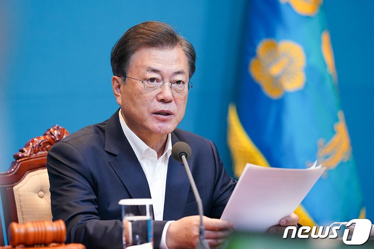 본문 이미지 - 문재인 대통령이 12일 청와대 여민관에서 열린 국무회의를 주재하고 있다. (청와대 제공) 2020.5.12/뉴스1 ⓒ News1 유승관 기자
