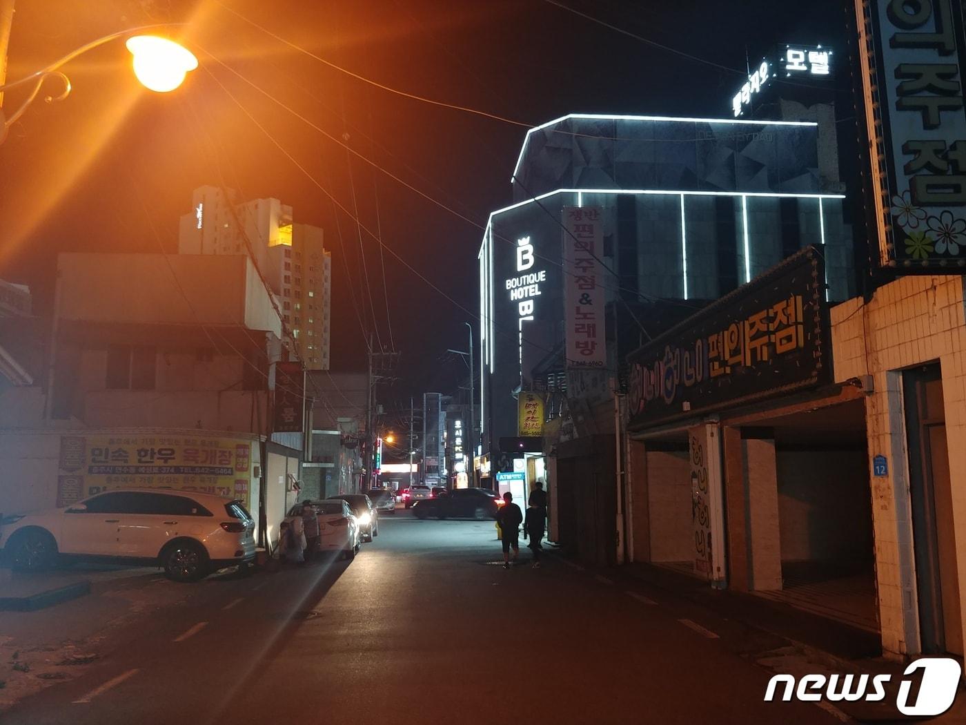 본문 이미지 - 12일 충북 충주시가 유흥주점 집합금지 행정명령을 내리자 업체 관계자의 반발이 커지고 있다. 불꺼진 연수동 유흥주점 거리. 2020.5.12/ⓒ 뉴스1