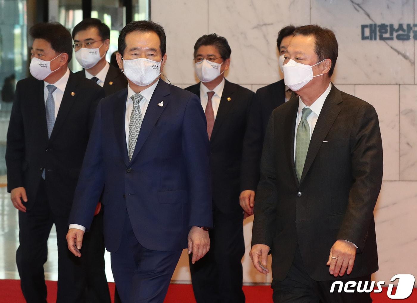 본문 이미지 - 정세균 국무총리와 박용만 대한상공회의소 회장이 12일 서울 중구 대한상공회의소에서 열린 규제샌드박스 지원센터 출범식에서 대화를 나누고 있다. 2020.5.12/뉴스1 ⓒ News1 송원영 기자