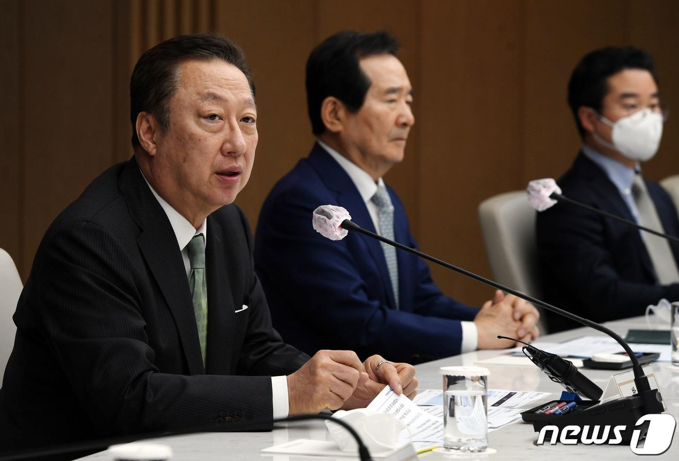 본문 이미지 - 박용만 두산인프라코어 회장이 서울 약수동에 개인 사무실을 얻어 입주할 예정인 것으로 12일 알려졌다. 사진은 박 회장이 대한상의 회장 시절인 지난해 5월  서울 중구 대한상의에서 열린 ‘샌드박스 지원센터 출범식’ 에서 인사말을 하는 모습. 2020.5.12/뉴스1 ⓒ News1 송원영 기자