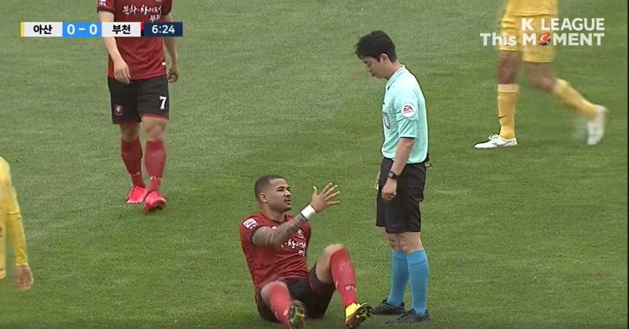 본문 이미지 - 최광호 주심이 경기장 내 거리두기를 실천, 세계적 주목을 받았다. (한국프로축구연맹 페이스북 캡처) ⓒ 뉴스1