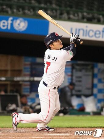 본문 이미지 - 12일 오후 부산 사직야구장에서 열린 2020 프로야구 신한은행 SOL KBO리그 롯데 자이언츠와 두산 베어스 경기 5회말 1사 주자 없는 상황 롯데 신본기가 안타를 치고 있다. 2020.5.12/뉴스1 ⓒ News1 여주연 기자
