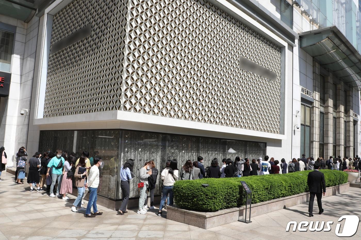 본문 이미지 - 롯데백화점 본점 앞에서 고객들이 줄을 서 기다리고 있다. ⓒ News1 황기선 기자