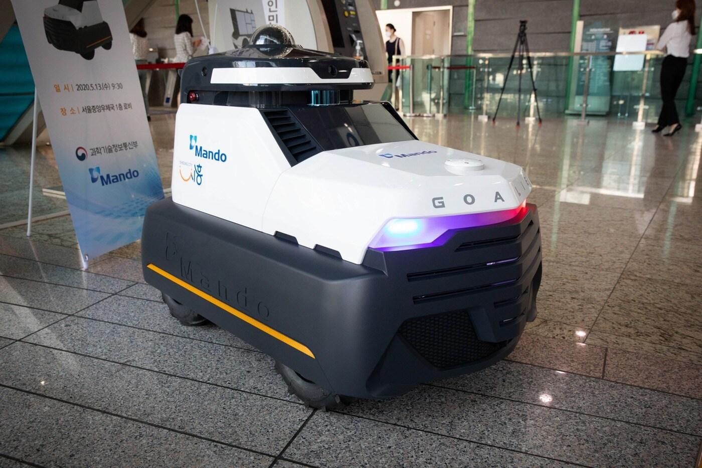 만도 자율주행 순찰 로봇 골리 (Goalie) 시연 모습ⓒ 뉴스1