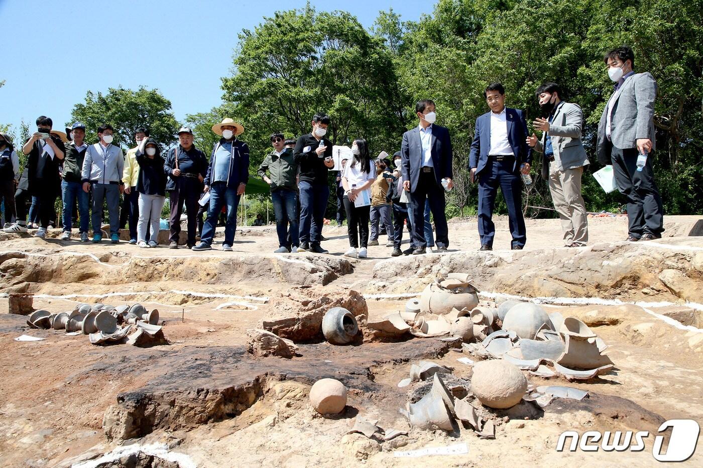 본문 이미지 - 13일 경남도기념물 제45호로 지정된 유하리유적 발굴조사 현장이 공개됐다. ⓒ 뉴스1