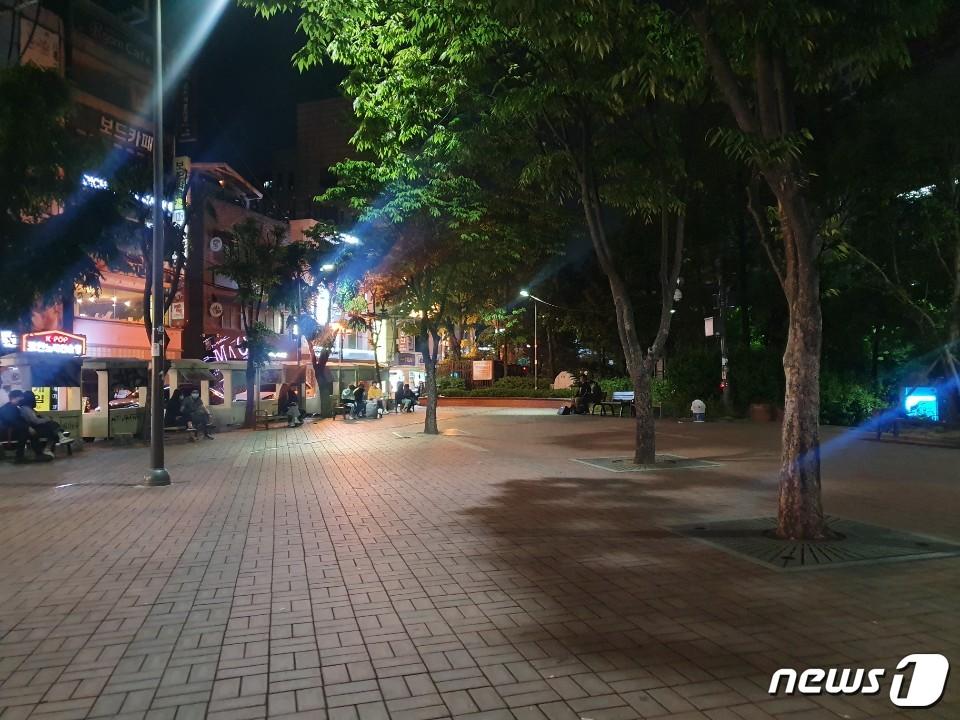 본문 이미지 - 13일 오후 10시 서울 마포구 홍익문화공원 앞. 평소와 달리 사람과 쓰레기가 없어 텅 빈 모습니다. ⓒ 뉴스1/정혜민 기자