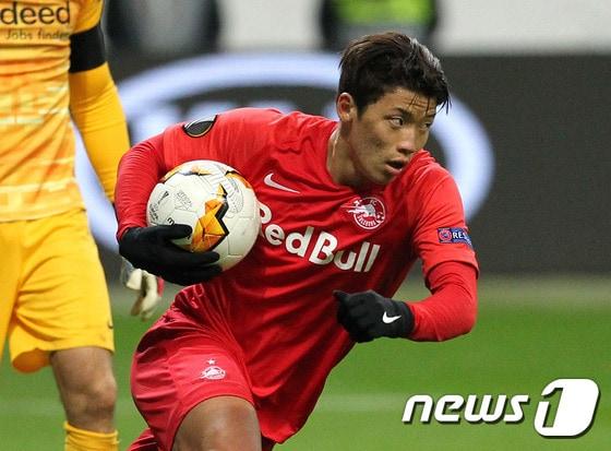 본문 이미지 - 2019-2020시즌 황희찬의 공격포인트가 벌써 33개다. 33경기에서 작성한 기록이다. 이제 오스트리아리그는 좁아졌다.  ⓒ AFP=뉴스1