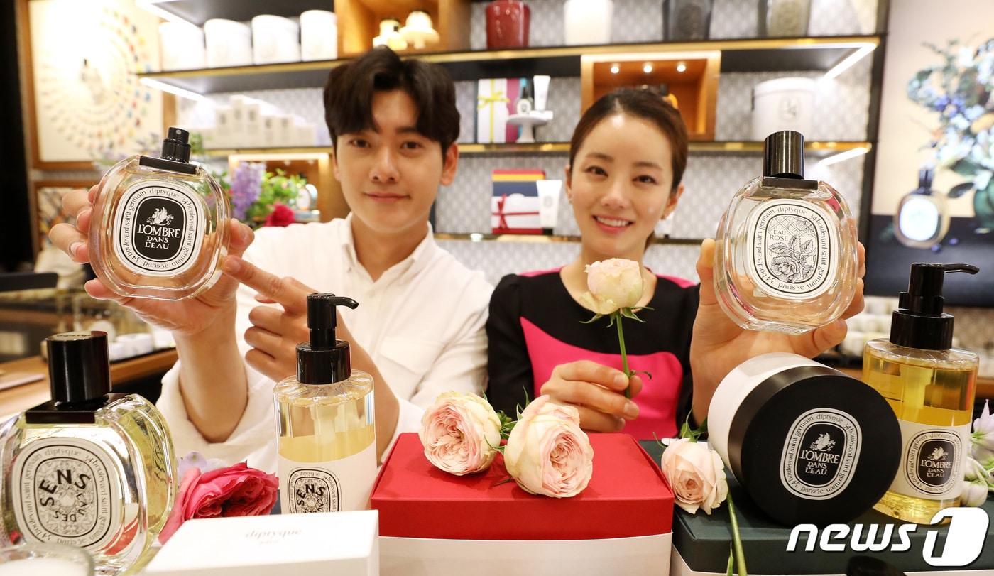 본문 이미지 - 서울 중구 신세계백화점 본점 딥티크 매장에서 모델들이 프랑스 니치 향수 브랜드 딥티크(diptyque)의 향수 기프트 세트를 선보이고 있다.2020.5.14/뉴스1 ⓒ News1 박지혜 기자