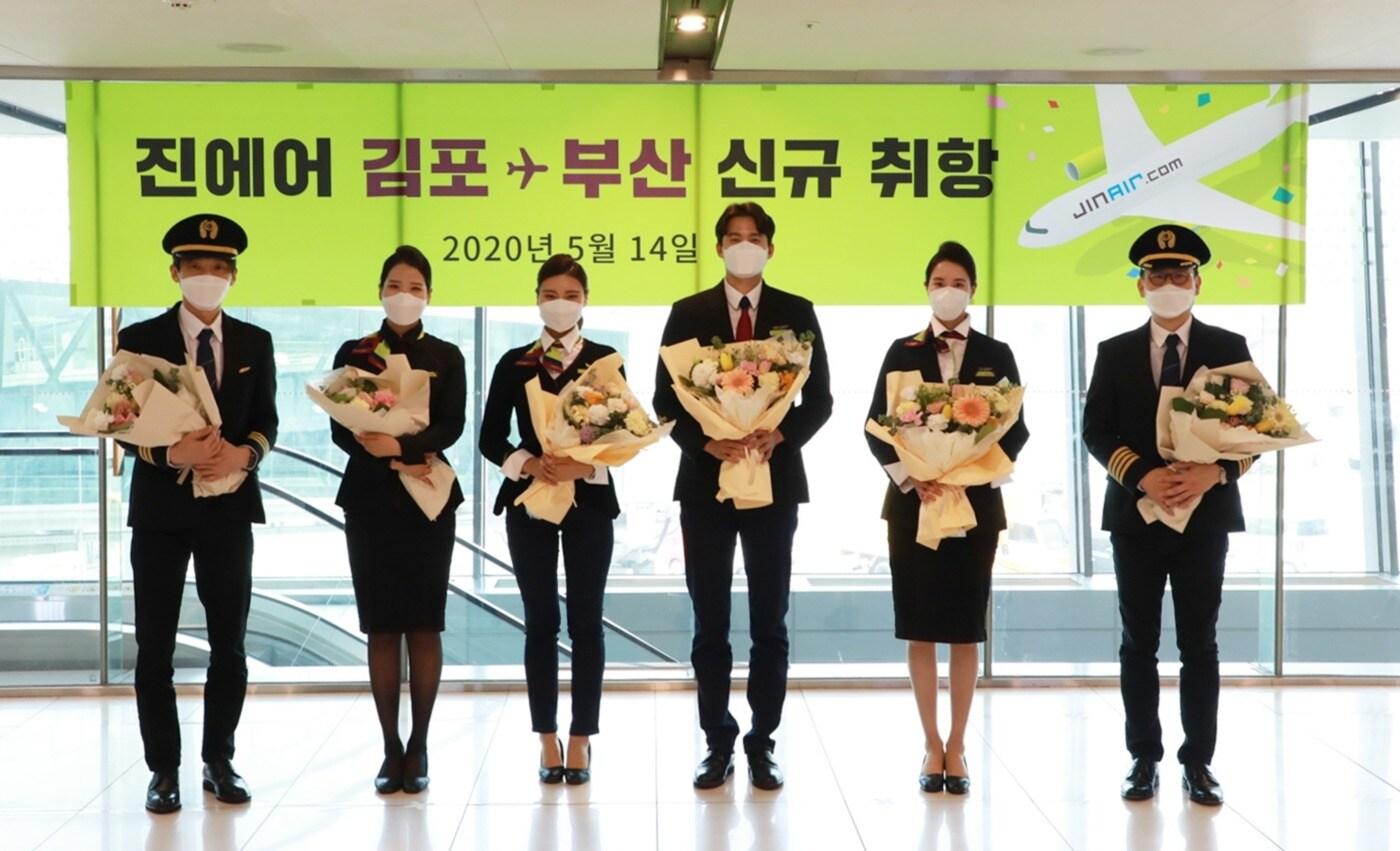 최정호 진에어 대표(좌측으로부터 5번째) 등이 참석한 가운데 리본 커팅식과 취항편 승무원의 기념 촬영 등이 진행 중인 모습(진에어 제공).ⓒ 뉴스1
