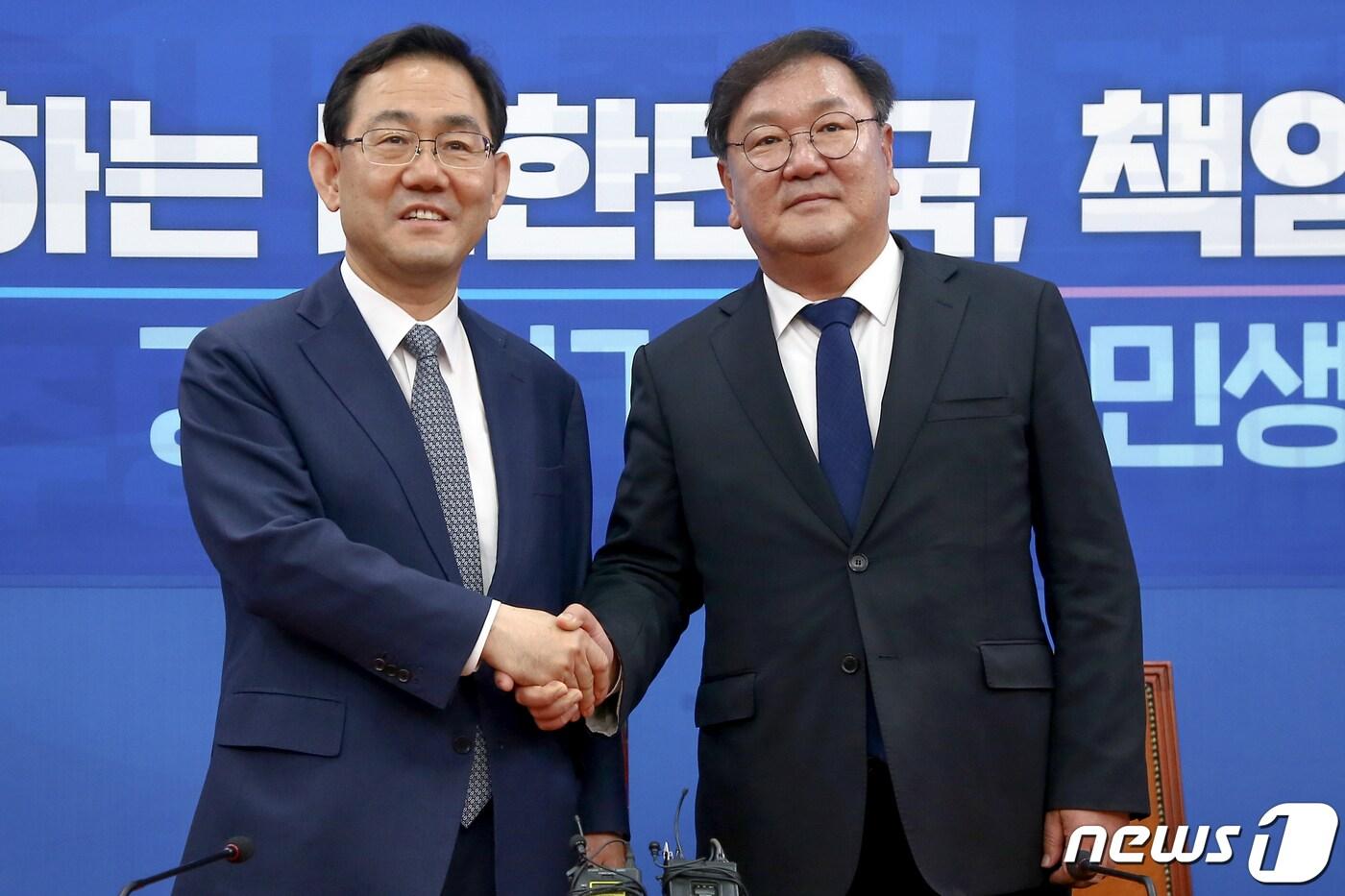본문 이미지 - 김태년 더불어민주당 원내대표와 주호영 미래통합당 원내대표가 14일 오후 서울 여의도 국회에서 열린 원내대표 회동에서 기념촬영을 하고 있다. 2020.5.14/뉴스1 ⓒ News1 성동훈 기자