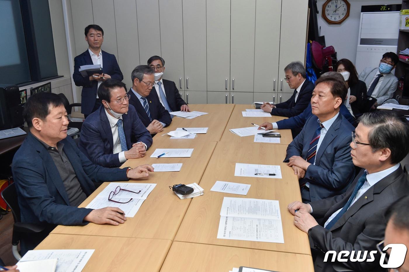본문 이미지 - 14일 강원도 원주시 중앙시장 2층 시장번영회 사무실에서 원창묵 원주시장, 변창흠 LH사장, 송기헌 국회의원, 이광재 당선인, 정대화 상지대 총장, 상인 대표, 관계기관 공무원 등이 참석한 가운데 중앙시장 나동 재건축을 위한 간담회가 열리고 있다.2020.5.14/뉴스1 ⓒ News1