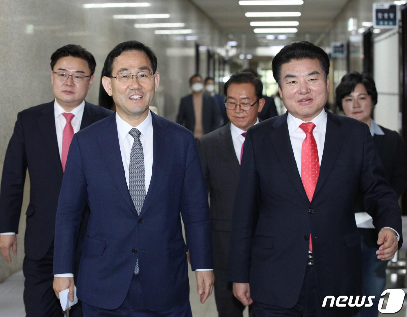 본문 이미지 - 주호영 미래통합당 원내대표와 원유철 미래한국당 당대표가 14일 오후 서울 여의도 국회에서 합동 기자회견을 하기 위해 회견장으로 향하고 있다. 미래통합당과 미래한국당은 조속한 시일 내에 합당을 추진하기로 했으며 합당을 위한 기구(수임기구)를 구성하기로 했다. 2020.5.14/뉴스1 ⓒ News1 신웅수 기자