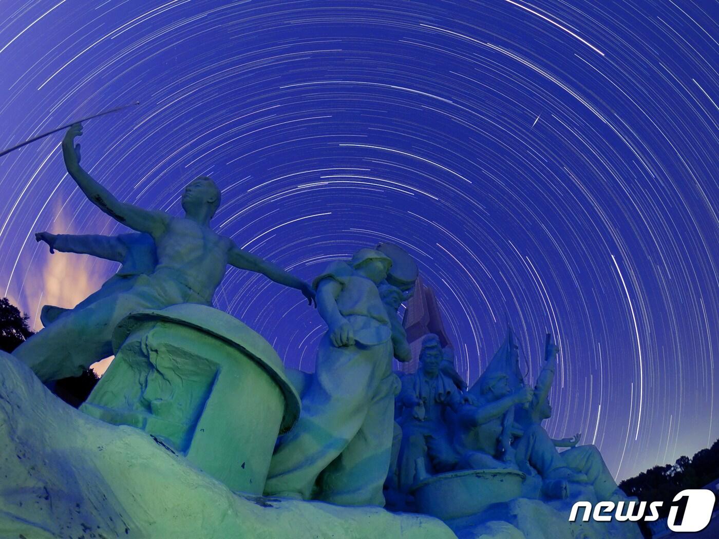 본문 이미지 - 전남 광주 북구 민주로 국립5·18민주묘지 대동세상군상 너머로 별이 흐르고 있다. /뉴스1 ⓒ News1 안은나 기자