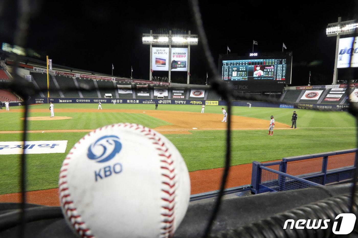 14일 서울 송파구 잠실야구장에서 '2020 프로야구 신한은행 SOL KBO리그' SK 와이번스와 LG 트윈스의 경기가 무관중으로 진행되고 있다. 2020.5.14/뉴스1 ⓒ News1 황기선 기자