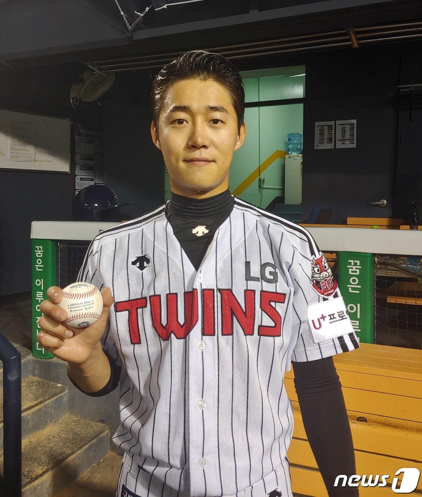 본문 이미지 - 14일 프로데뷔 첫 승을 기록한 LG 이상규가 승리구를 든 채 포즈를 취하고 있다. (LG 트윈스 제공ⓒ 뉴스1