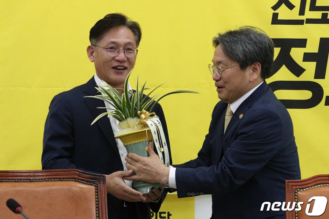 본문 이미지 - 강기정 청와대 정무수석이 15일 오전 서울 여의도 국회에서 배진교 정의당 원내대표에게 문재인 대통령의 축하 난을 전달하고 있다. 2020.5.15/뉴스1 ⓒ News1 성동훈 기자