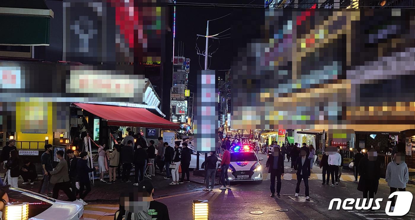 본문 이미지 - 15일 밤 경기 수원시 인계동의 한 번화가 모습. ⓒ 뉴스1