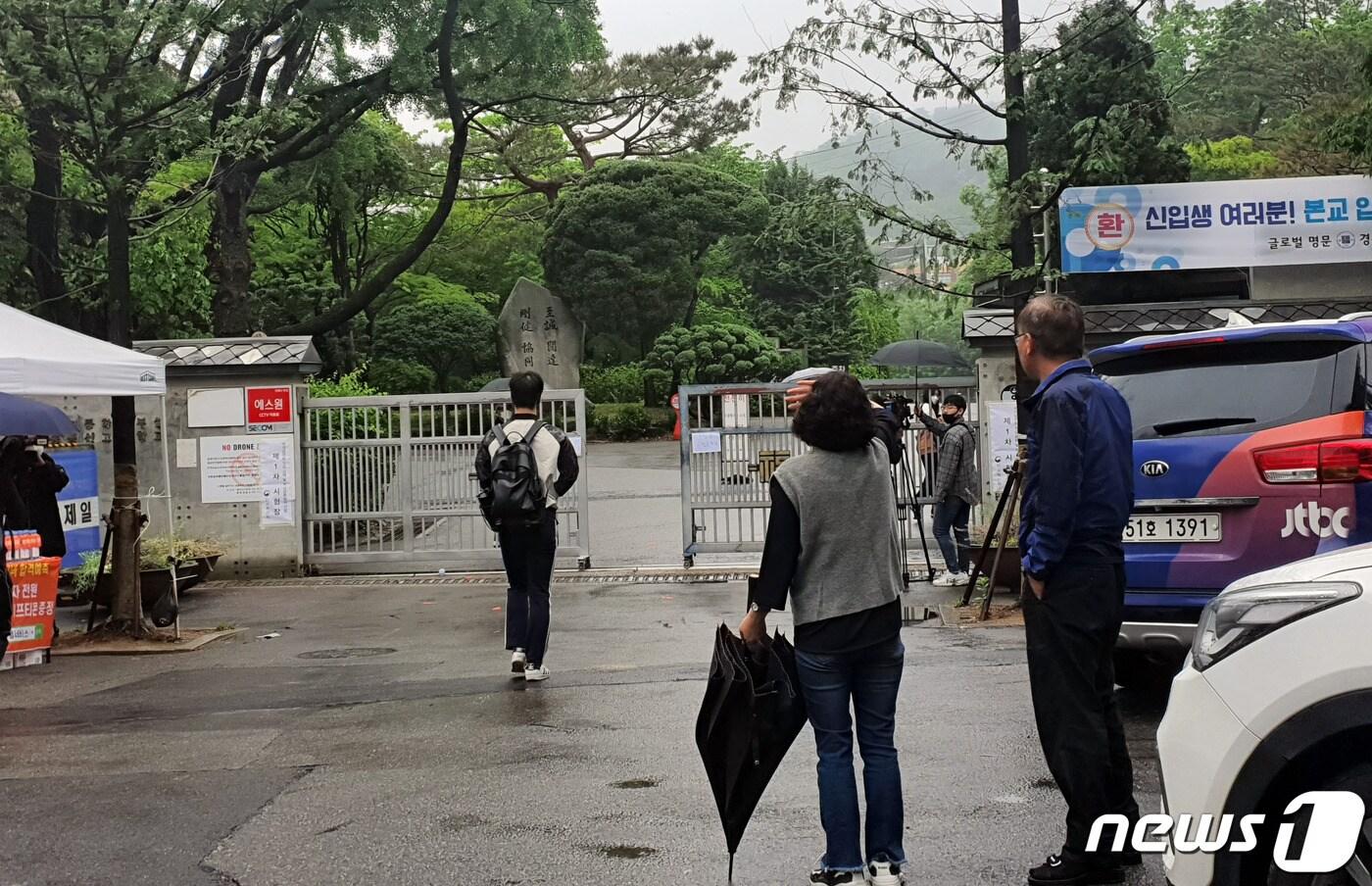 본문 이미지 - 16일 오전 5급 공무원 공채 시험이 치뤄지는 종로구 경복고등학교 앞에서 수험생의 부모가 자녀를 배웅하며 손을 흔들고 있다.ⓒ 뉴스1